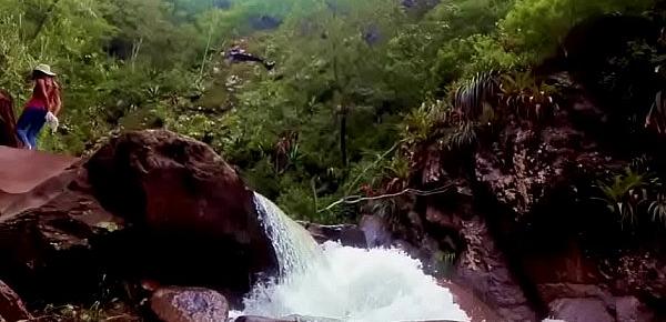  Lilyan se desnuda al borde de una cascada